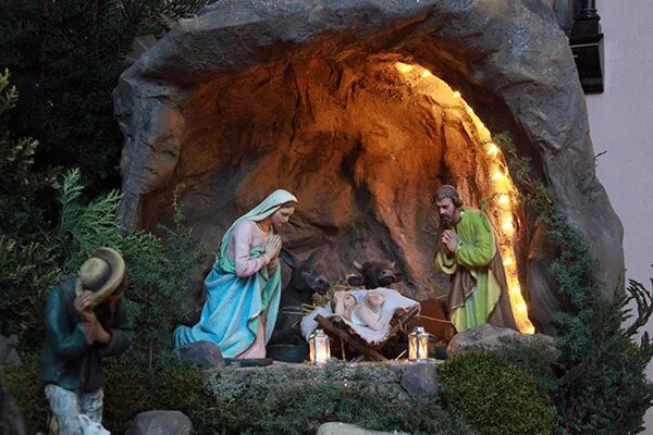 Пещера в вифлееме черепа. Вифлеем пещера рождества христова ясли. Вертеп пещера. Храм рожьества киистова в вифлиеме. Пещера яслей.