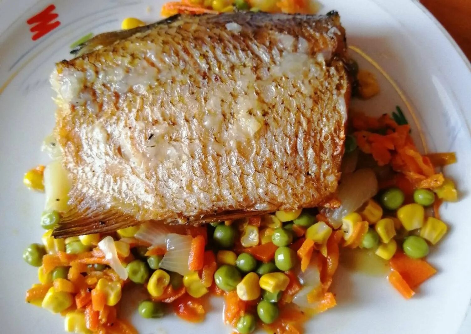 Простые рецепты рыбы с овощами. Гарнир к рыбе. Гарнир к рыбе жареной. Гарнир к отварной рыбе. Рыба с овощами.