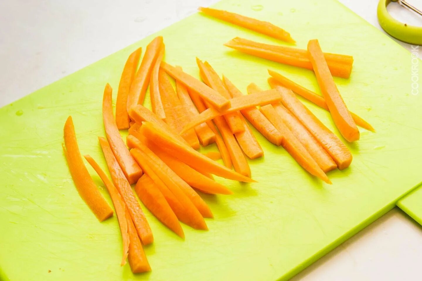 Нарезка овощей соломкой. Жюльен соломка морковь. Морковь нарезанная соломкой. Овощи нарезанные соломкой. Нарезать соломкой.