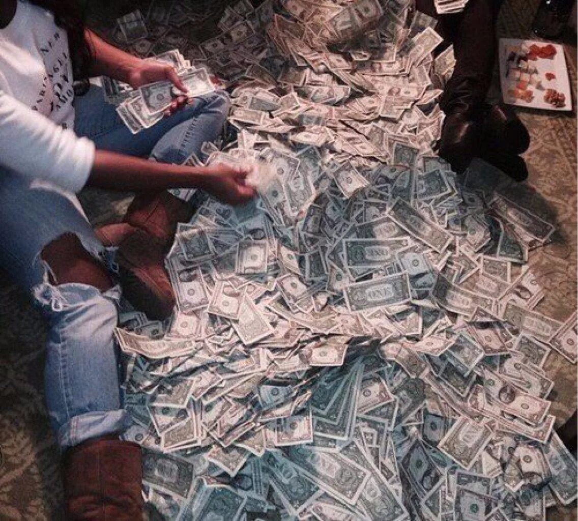 Деньги на полу. Монеты на полу. Деньги рубли. Разбросанные купюры. Комната с деньгами.