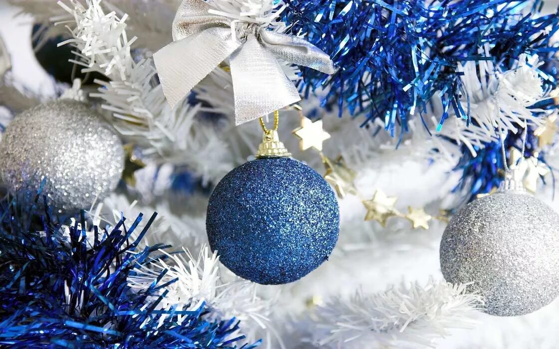 Синие шары на елку. Новогодние шары на елке. Елка с синими шарами. Синие новогодние шары. Новый год (праздник).