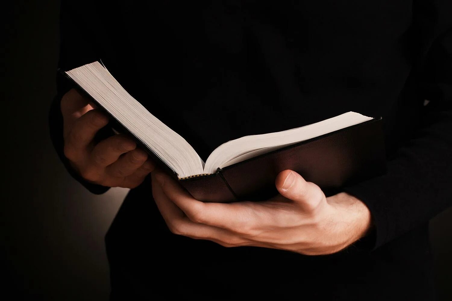 Раскрыла книгу. Книга в руках. открытая книга в руках. рука держит книгу. мужчина с книгой в руках.