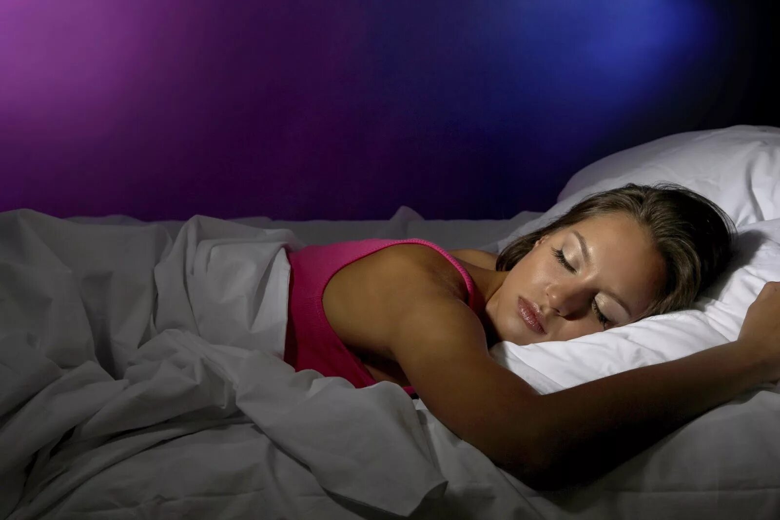 She is sleeping. Женщина спит. Спящие женщины. Спящая женщина в темноте. Спит в кровати.