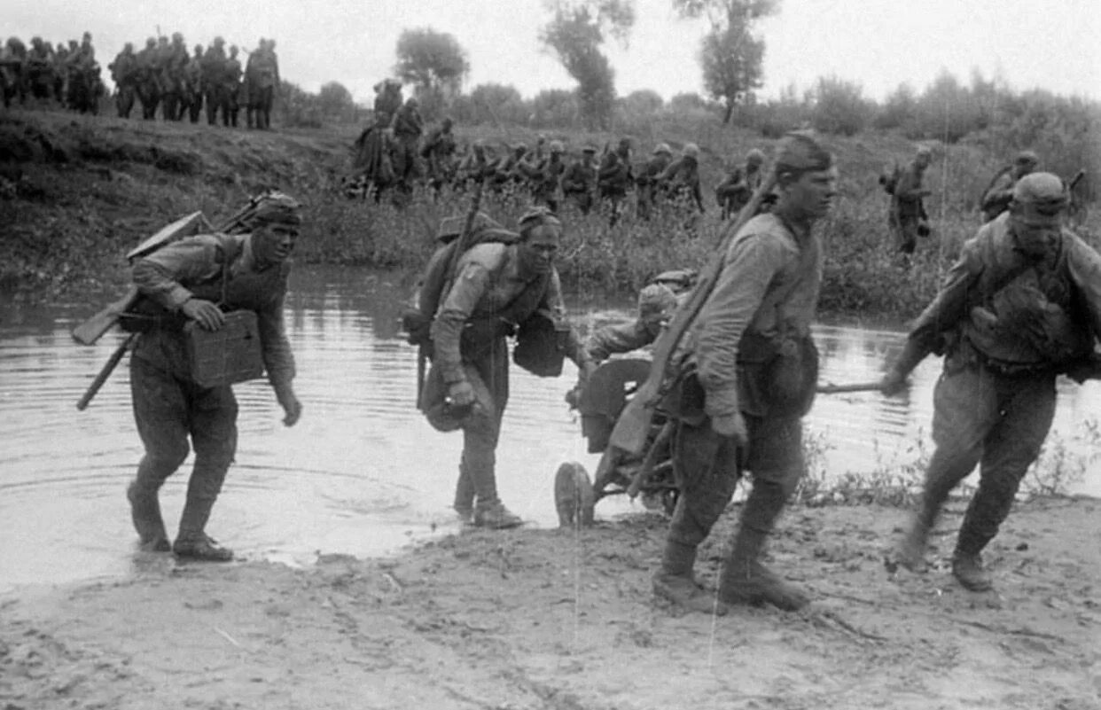 Бои в окружении. Магнушевский плацдарм 1944. Форсирование реки Висла 1944. Бойцы красной армии 1941-1945 в грязи. Сандомирский плацдарм 1944.