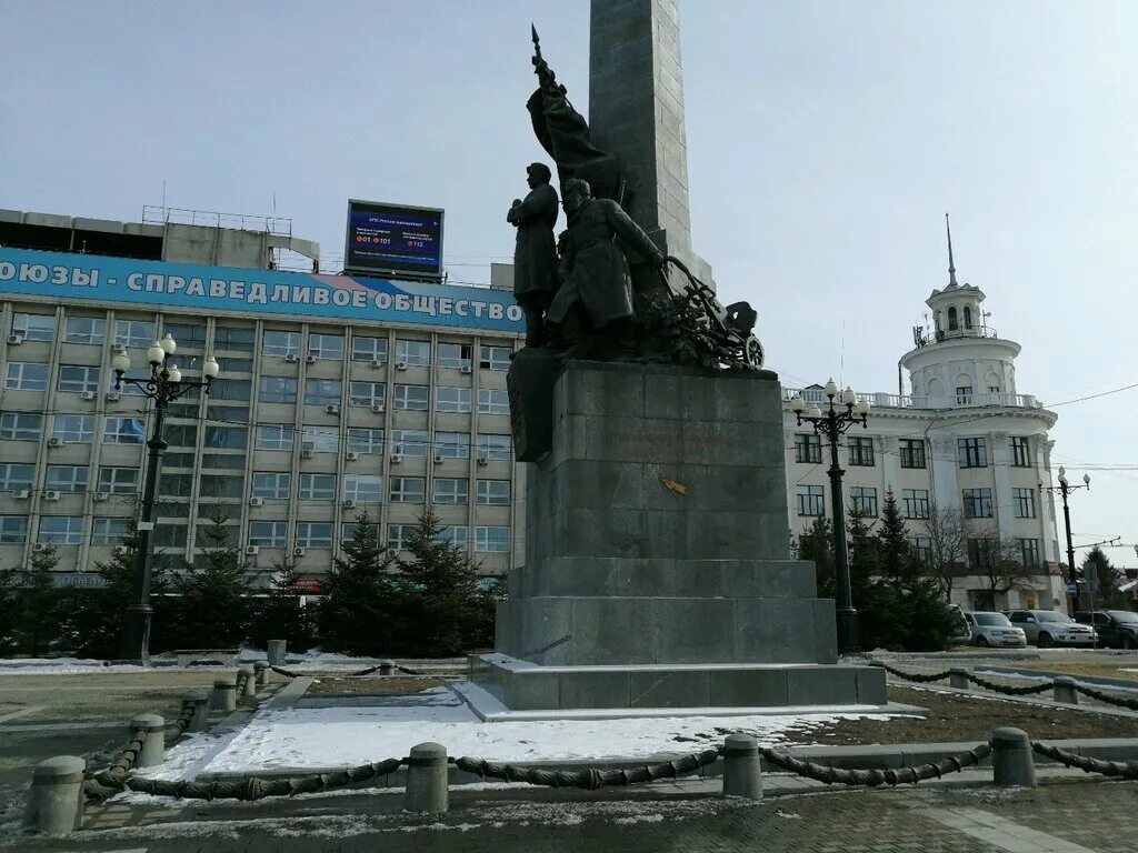 Какие памятники есть в хабаровске. Хабаровске. Памятник героям, павшим за освобождение дальнего востока. Памятник хабарову в хабаровске на вокзале. Памятник якову дьяченко.