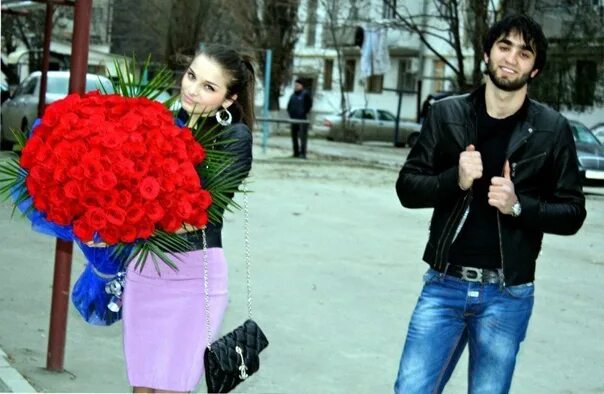 Чеченские парни девушки. Кавказец с цветами. кавказец с розами. кавказские девушки с цветами. чурка с цветами.