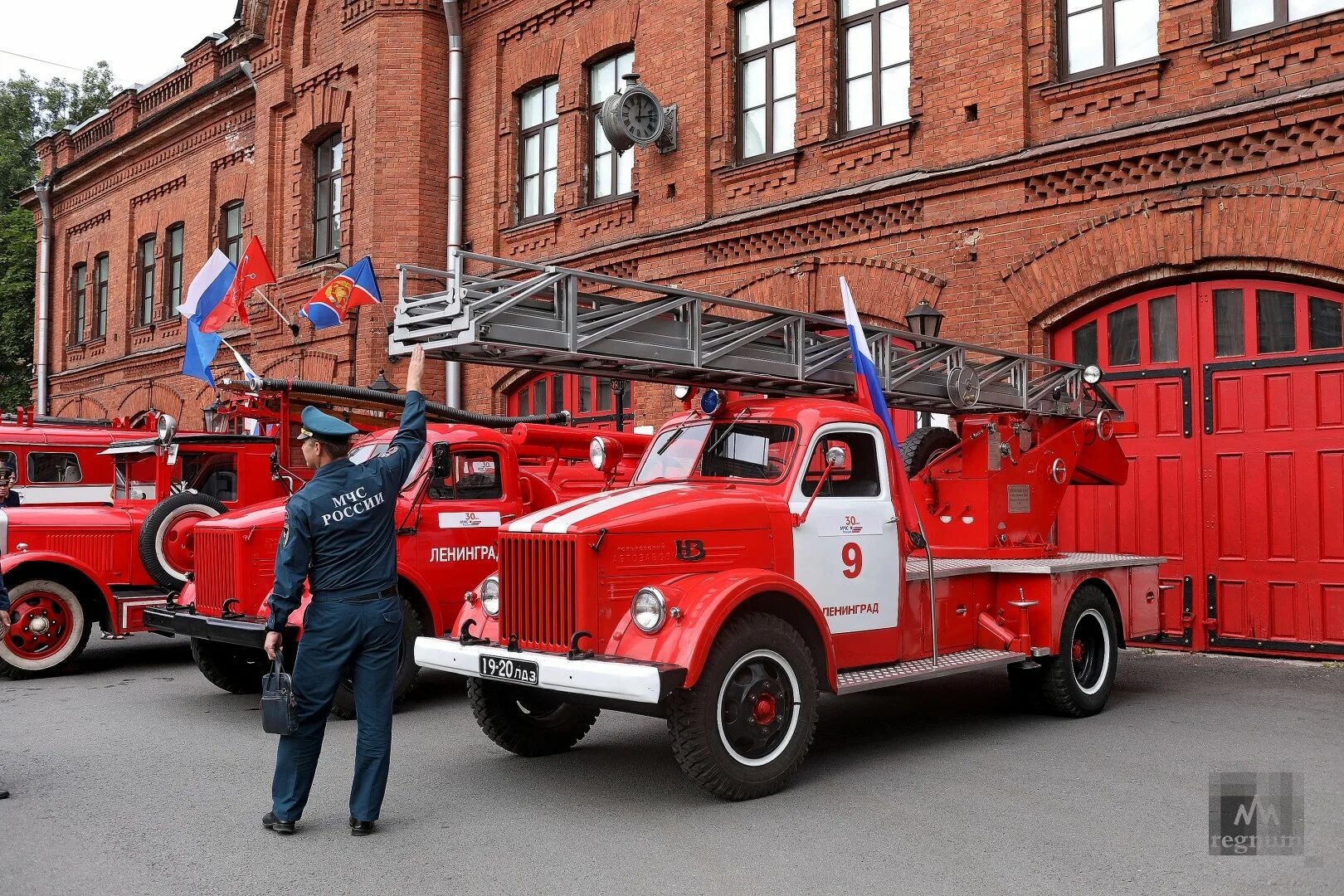 Машина пожарной службы. МЧС Санкт Петербурга пожарная машина. МЧС Москва пожарная техника. Современные пожарные автомобили. Пожарный автомобиль.