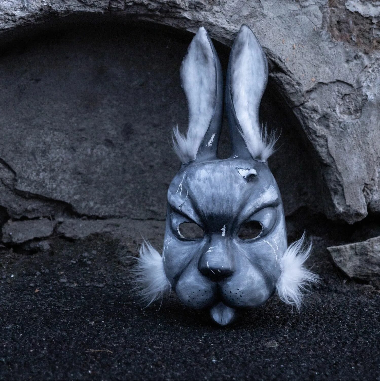 Кто был в маске зайца. Тини бани маска зайца. маска зайчика из tiny bunny. зайчик новелла маска.
