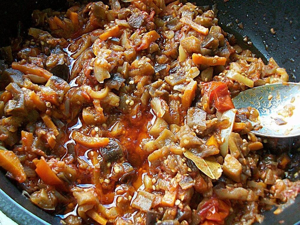 Как вкусно потушить фарш. Тушеные баклажаны. баклажаны тушеные с овощами. баклажаны тушеные с овощами на сковороде. тушеные баклажаны с фаршем.