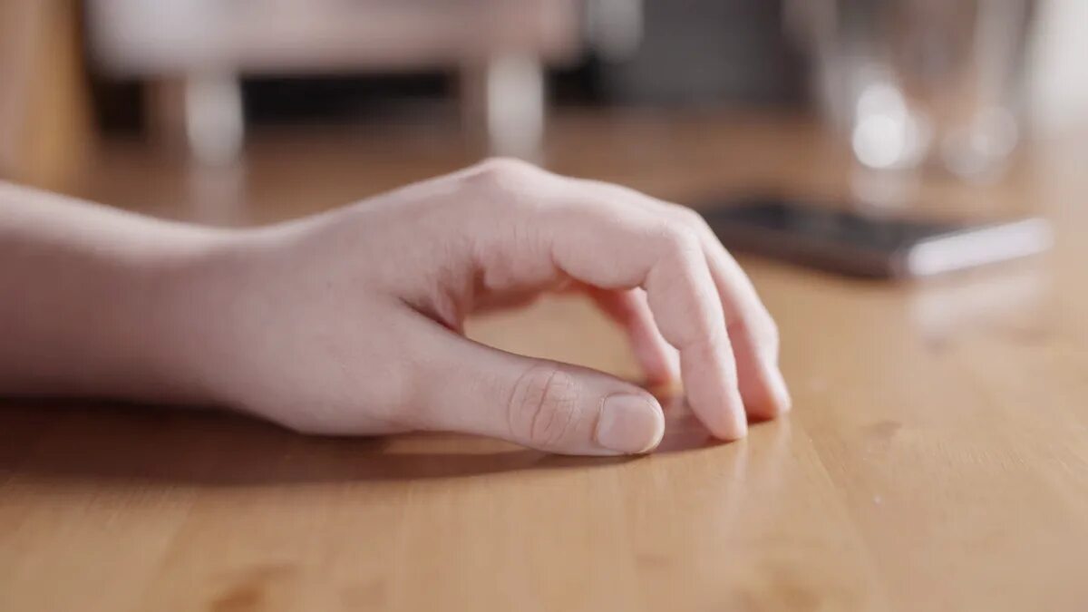 Постукивать. Пальцами по столу. Стучание пальцами по столу. Постукивание по столу. Ногтями по столу.