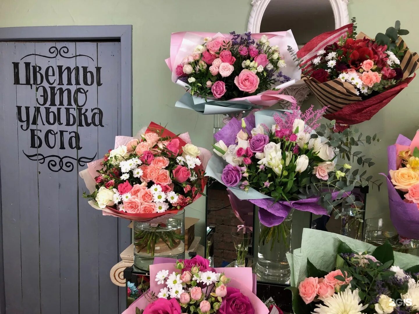 цветы поблизости. выкладка растений. цветочный бизнес. ассортимент цветов в цветочном магазине. цветочный рядом со мной спб.