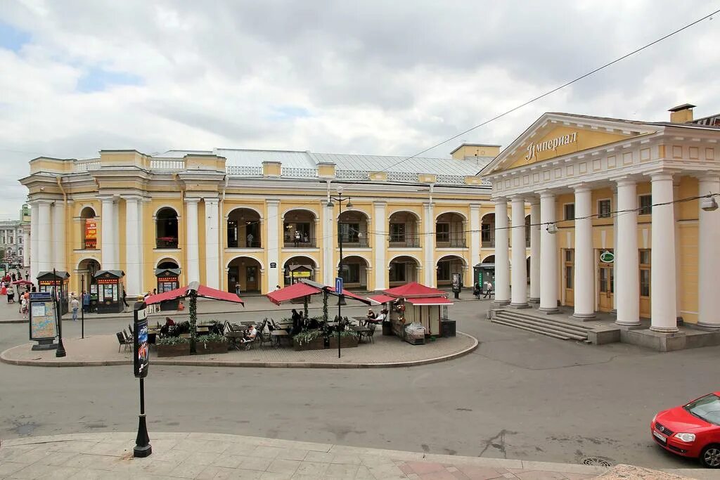 Гостиный двор современные. Перинная линия Гостиного двора в Санкт-Петербурге. Гостиный двор Санкт-Петербург Думская. Портик Перинной линии Санкт-Петербург. Центральный портик Гостиного двора в Санкт-Петербурге.