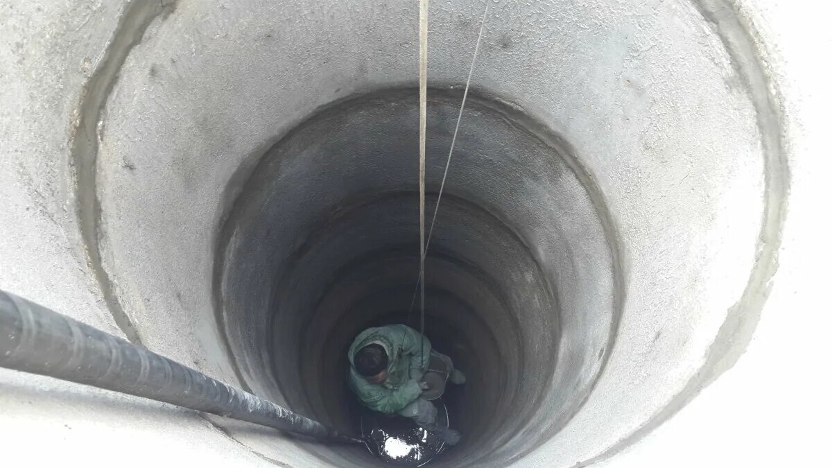 Реконструкция колодца. Реконструкция колодца водоснабжения. Ремонт колодца из бетонных колец. Ремонт колодцев москве. Копаем колодцы.