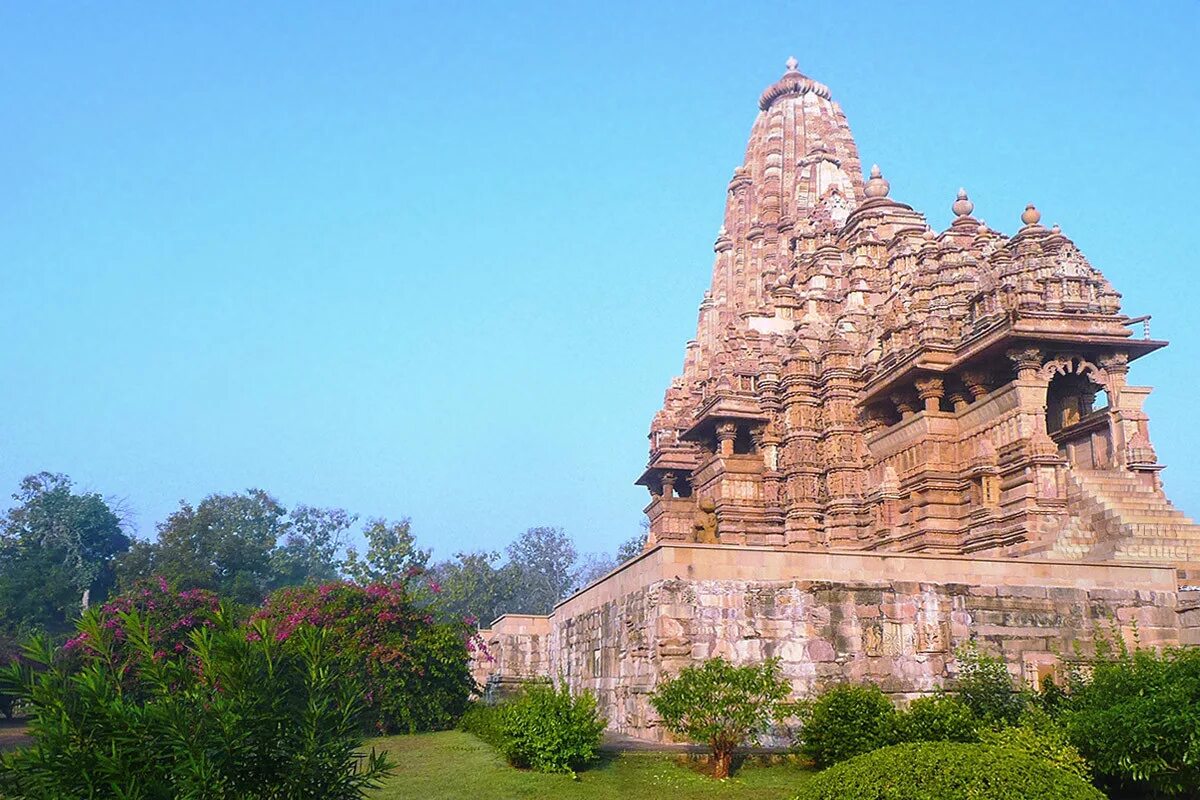 Включи temple. Храм Кхаджурахо Индия. Храм в Индии с позами Кхаджурахо. Храм Гопинатхаджи. Храм любви в Индии.