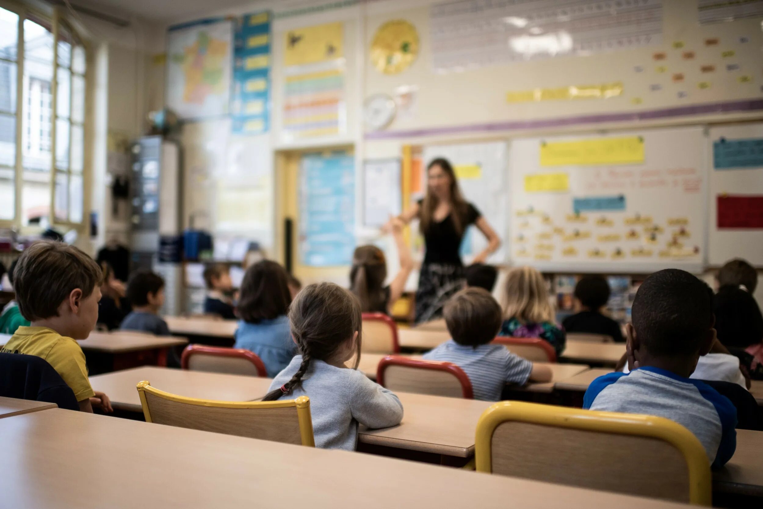 Person school. Дети в школе с учителем. Лекция в начальной школе. Образование в России. La ecole или le ecole.