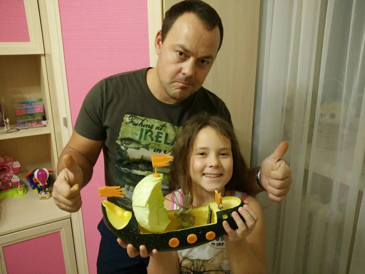 папа с детьми дома. увлечения папы. папа дарит подарок дочке. что можно сделать с отцом. креативные родители.