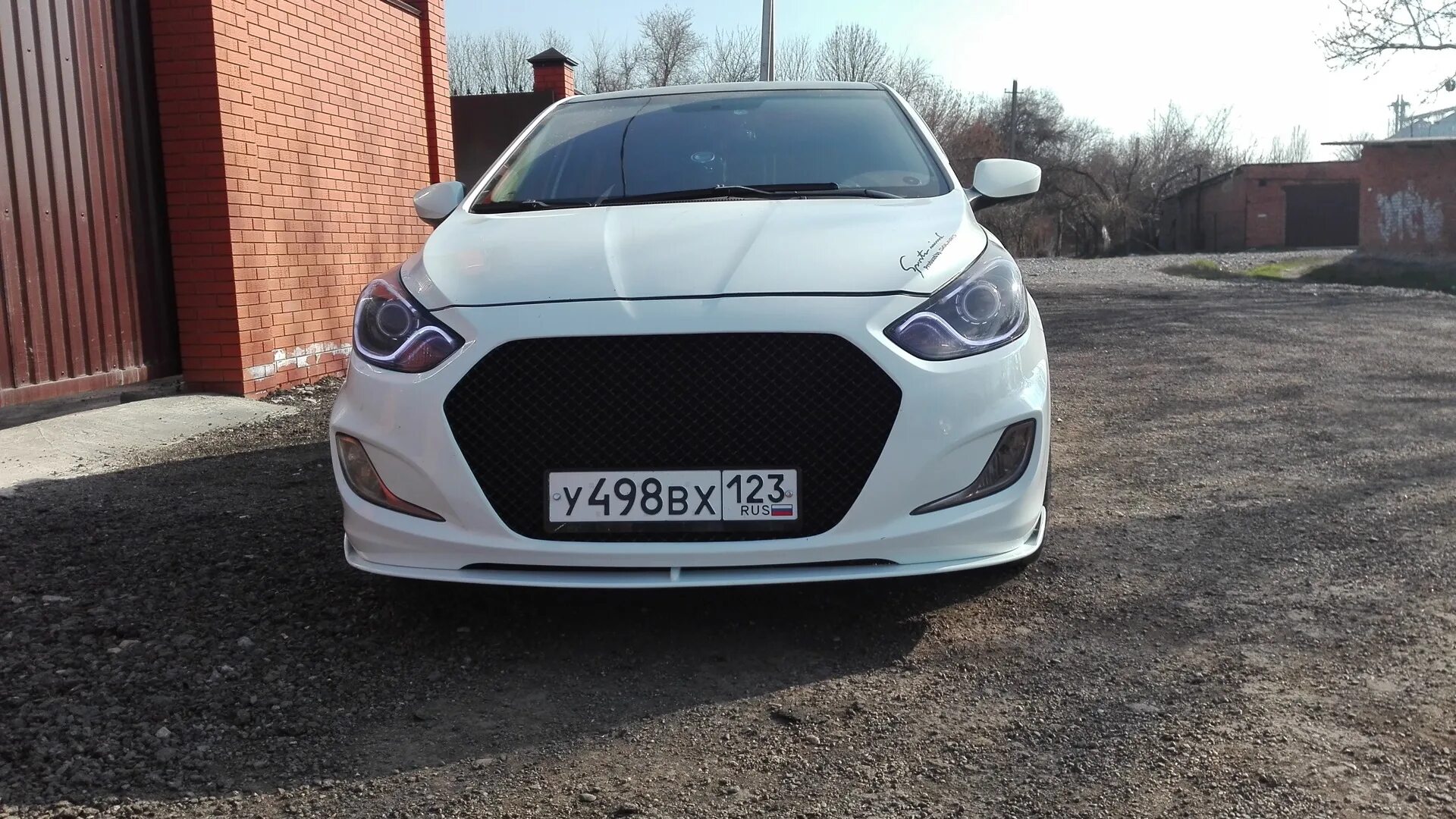Бампер solaris. Hyundai solaris 2013 хэтчбек решетка. hyundai solaris 2011 обвес. hyundai solaris 2013 хэтчбек бампер. обвес солярис 1.