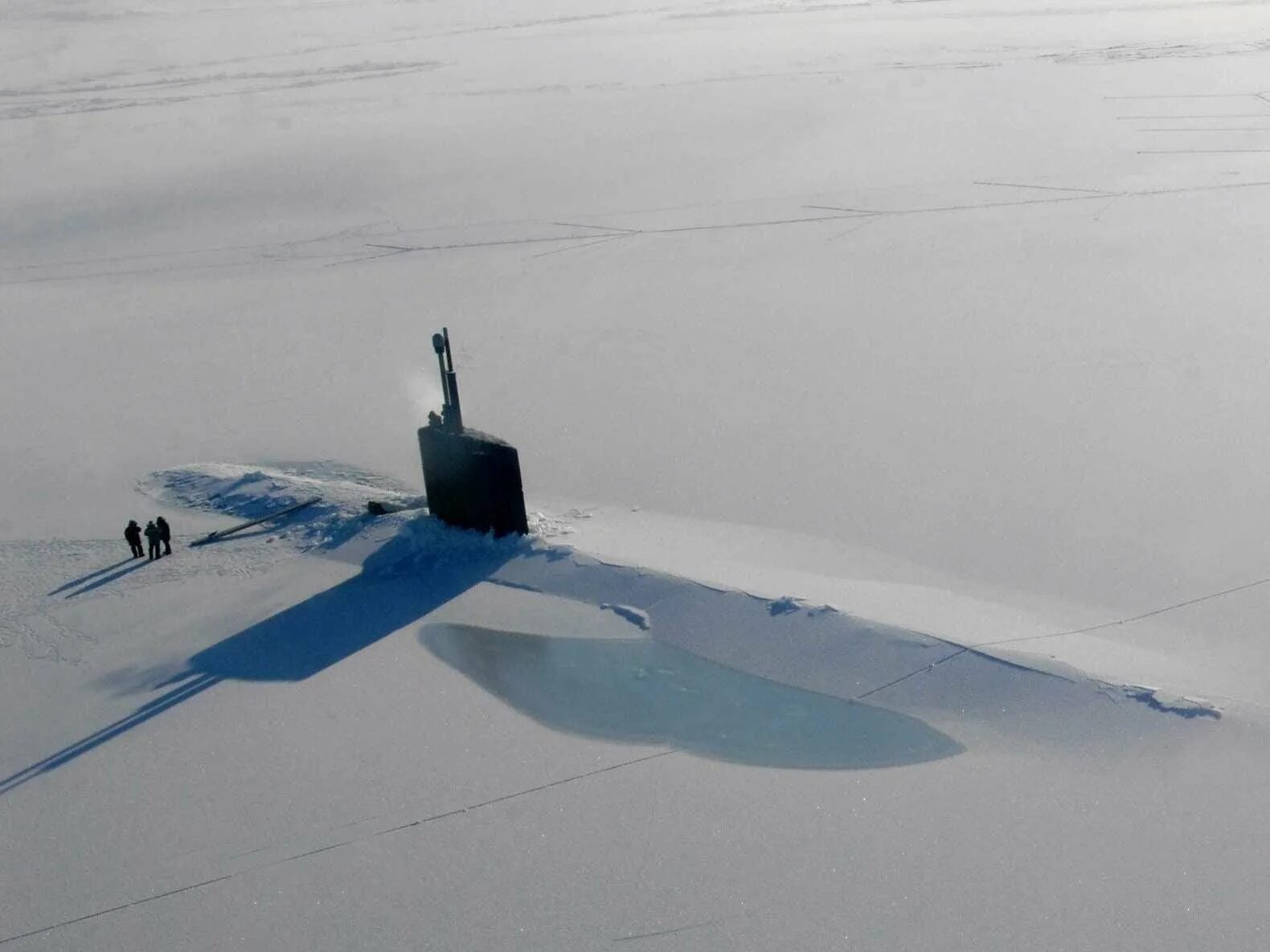 Атомная подводная лодка всплытие во льдах. Всплытие подводной лодки в арктических льдах. Подводная лодка подо льдом. Подводная лодка подо льдом. Атомная подводная лодка всплытие во льдах.