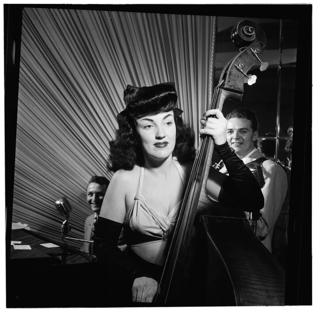 Басс танцы. Джаз 1950. Джаз 1950 год. 40 Года джаз девушки. Оркестр Вивьен.