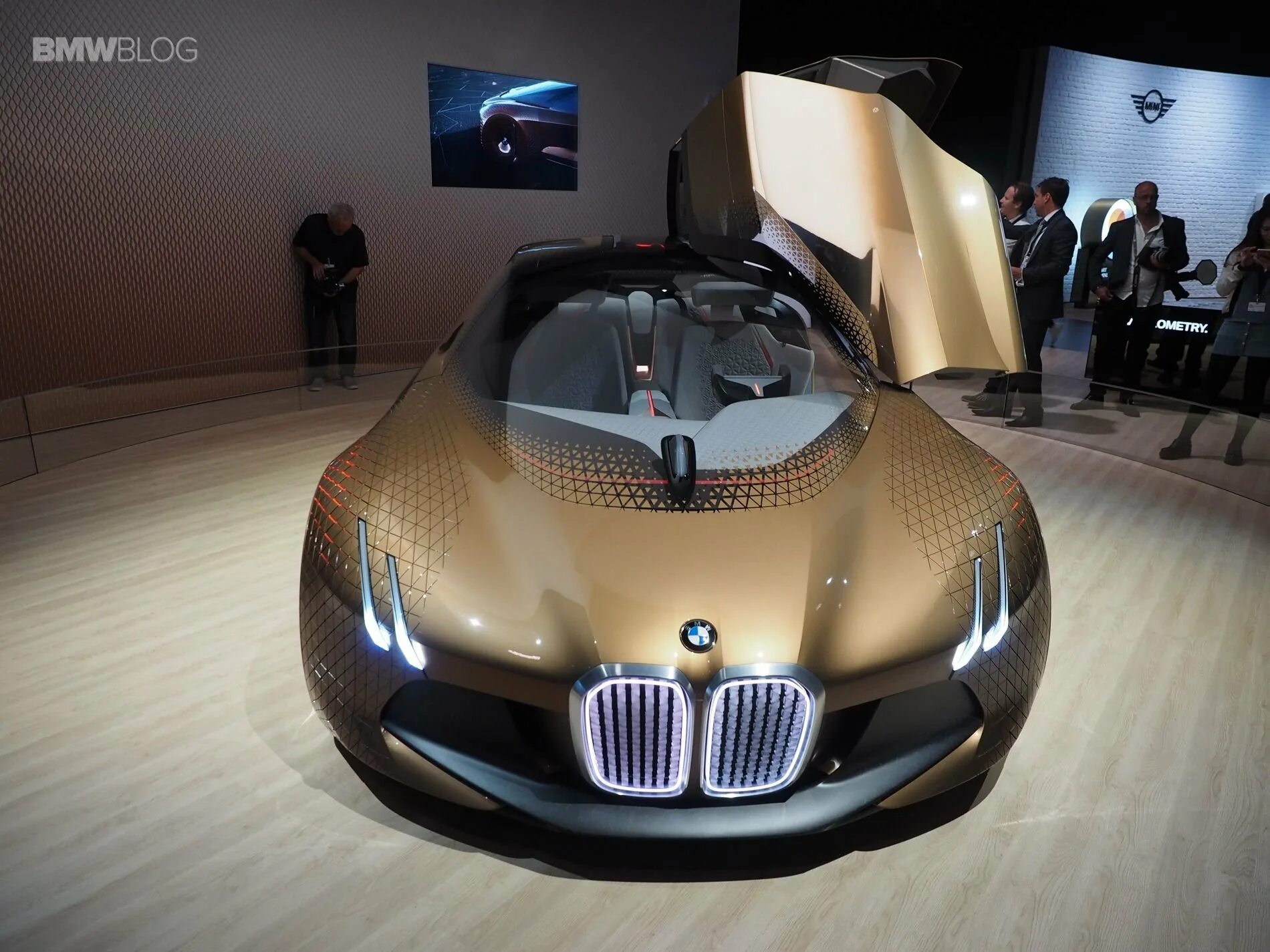 Новые машины в мире. БМВ Некст 100. БМВ последняя модель БМВ. BMW Vision 100 Concept Tour. БМВ последняя модель 2021.