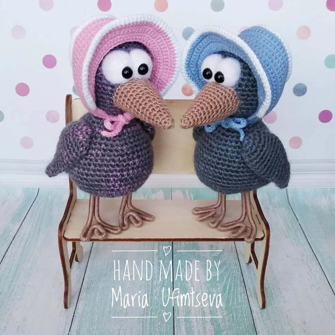 Ворона вязаная крючком. Вязаные вороны в платочках. Вязаные игрушки ворона. Ворона алена амигуруми. Ворона амигуруми.