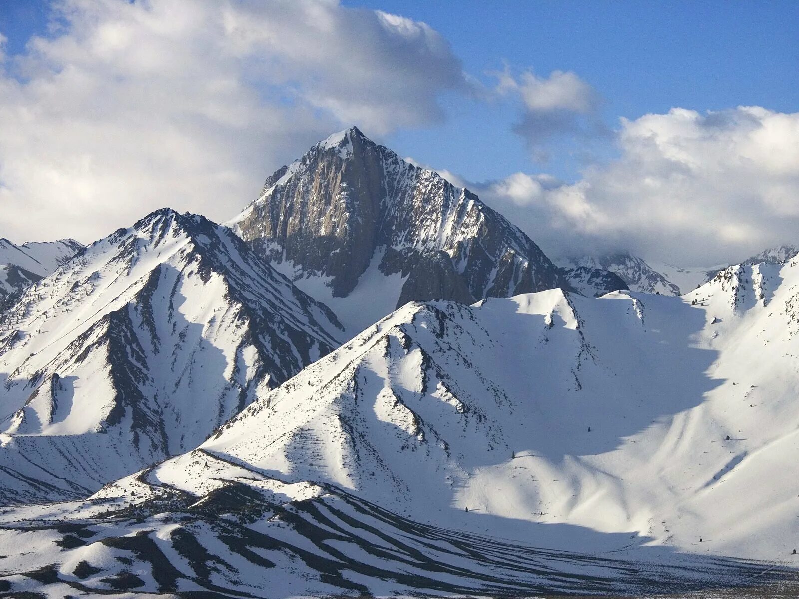 Красивые снежные горы. Гора шуксан фото. Стихи горы снег. Горы нас зовут. Ски 29.