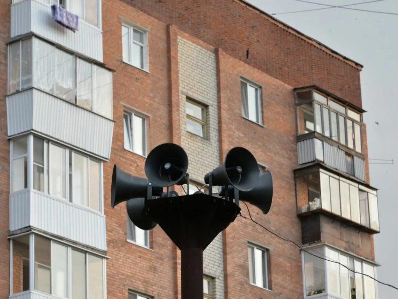 Система оповещения в городе. Электросирены система оповещения населения. Громкоговоритель на столбе. Уличная система оповещения. Громкоговоритель уличный.