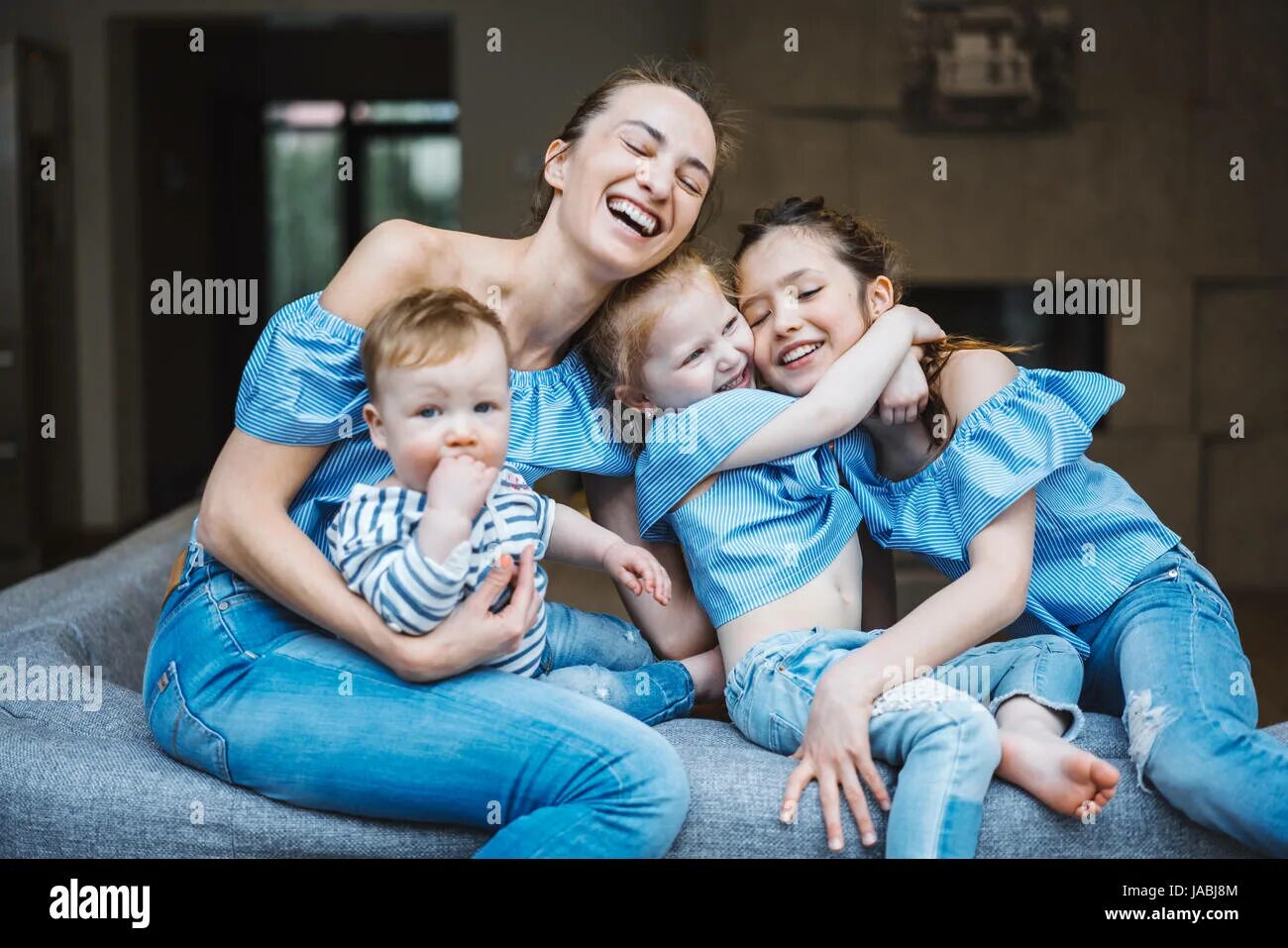 Two sons two daughters. Семья с двумя дочками на диване. Мать и двое детей фото на диване. Фотосъемка мама и две взрослые дочери на диване. Мама обнимает сына Инстаграм.