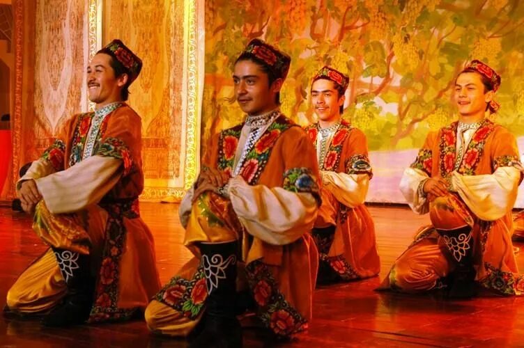 Уйгурская культура. Уйгуры традиционная одежда. Уйгурская культура. Уйгурский народный костюм. Уйгурка.