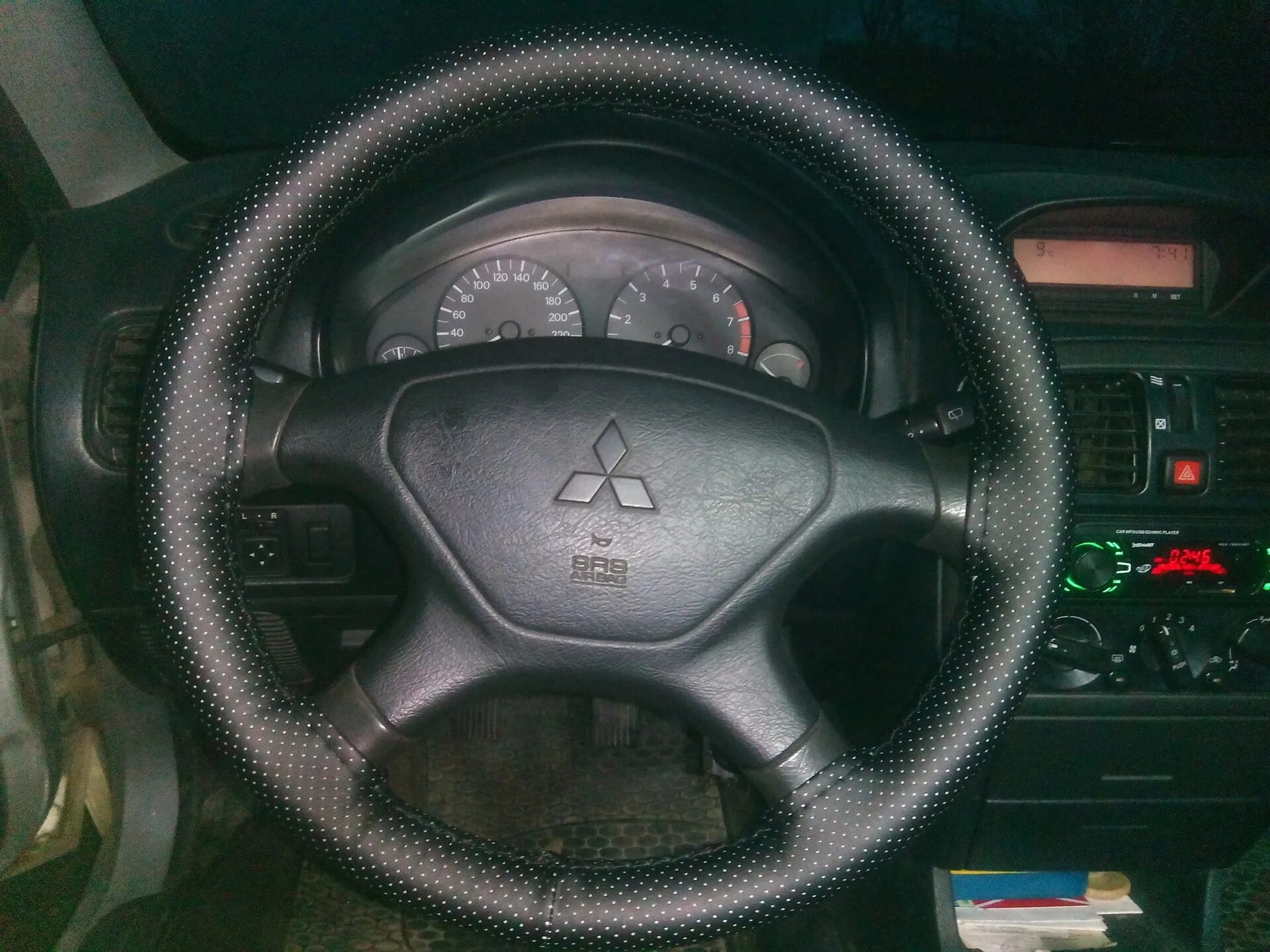 Руль митсубиси каризма. Руль митсубиси каризма 2003. Деревянный руль митсубиси каризма 2003. Mitsubishi carisma 1998 салон. Митсубиси каризма 1998 правый руль.