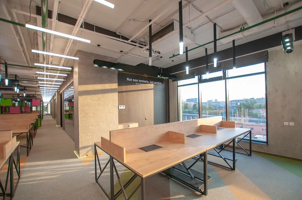 Works moscow. коворкинг wework в москве. Krquliy karobka iz wood. Lg офис внутри. коворкинг белорусская.