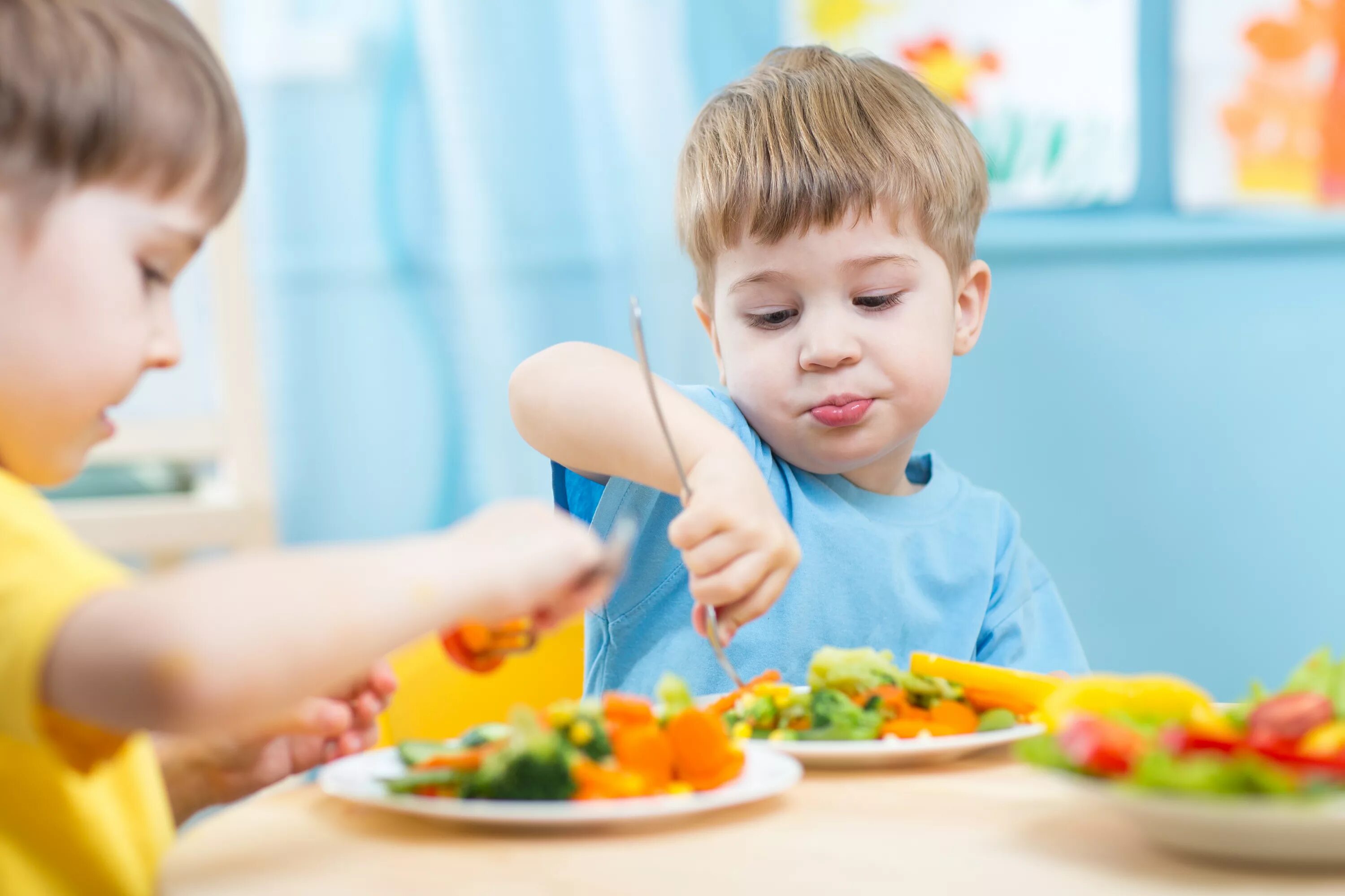 School detsad health. Питание в детском саду. Еда дошкольника. Дети едят в детском саду. Обед детей в детском саду.