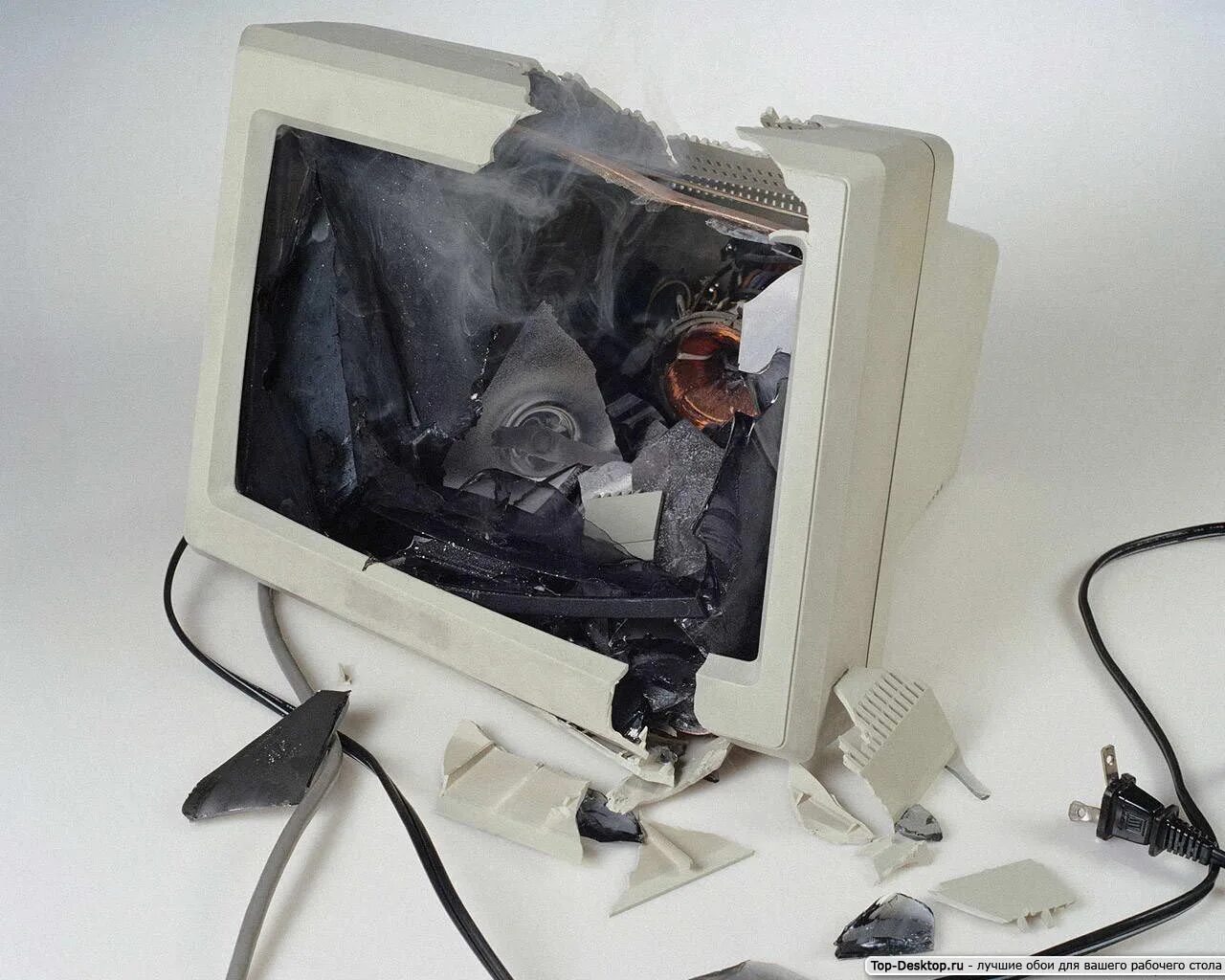 Моноблок apple 2021. Монитор эпл 27 с макбуком. Разбил монитор компьютера. Разбил монитор компьютера. Разбитый комп.