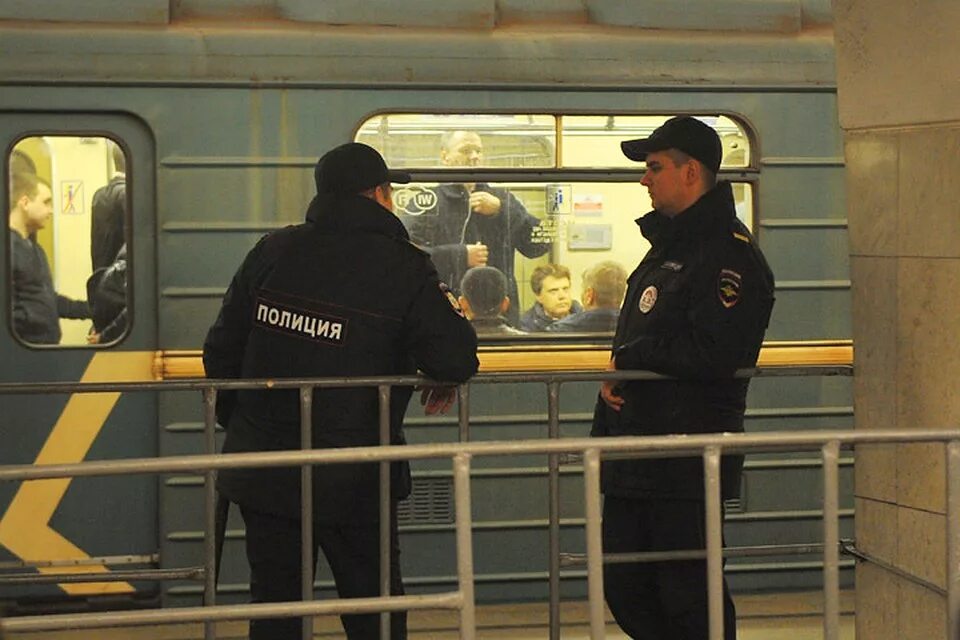 Травмат в метро. 3 Отдел полиции на метрополитене Санкт-Петербурга. Полиция в метро. Полицейский вагон метро. Полиция метрополитена.