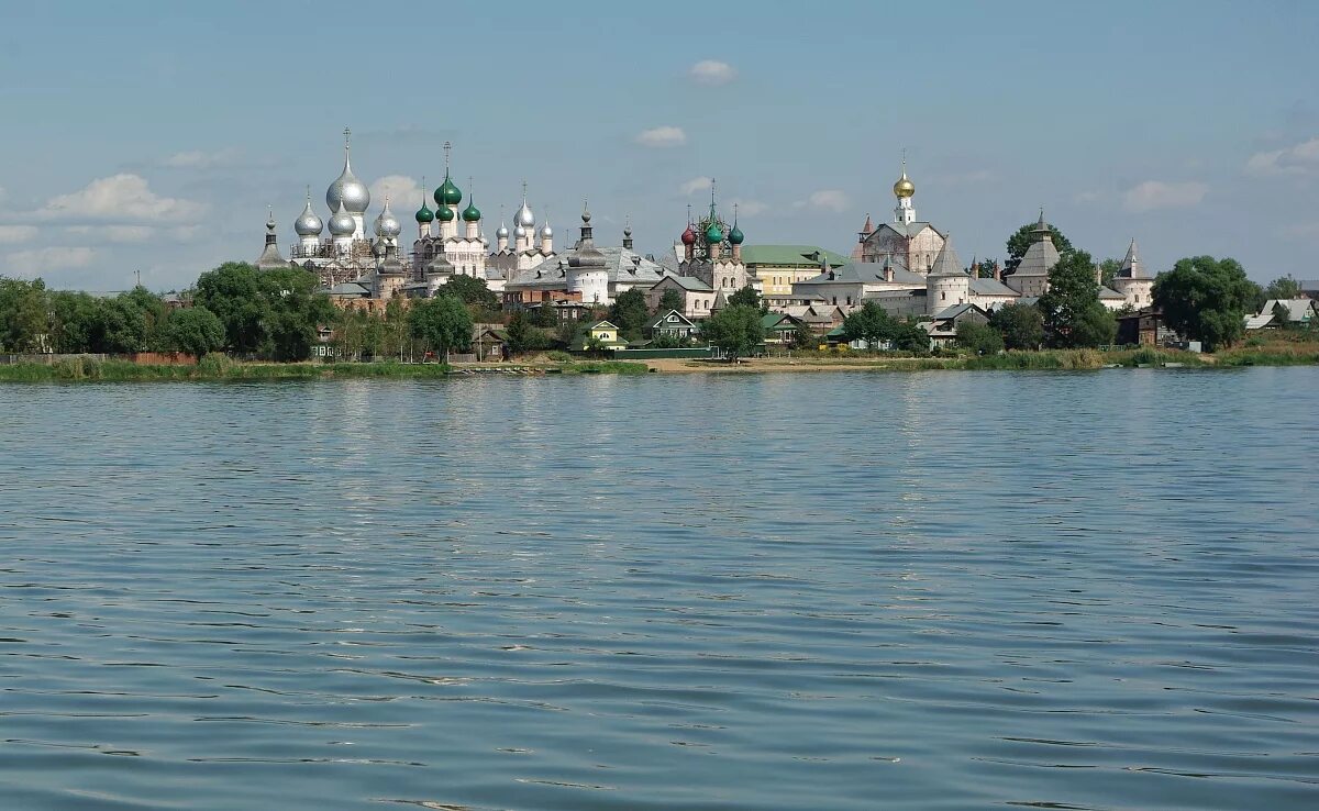 Озеро неро город. Озеро Неро Ростов Великий. Ростов Великий вид с озера Неро. Ростовский Кремль с озера Неро. Ростов Ярославский озеро Неро.