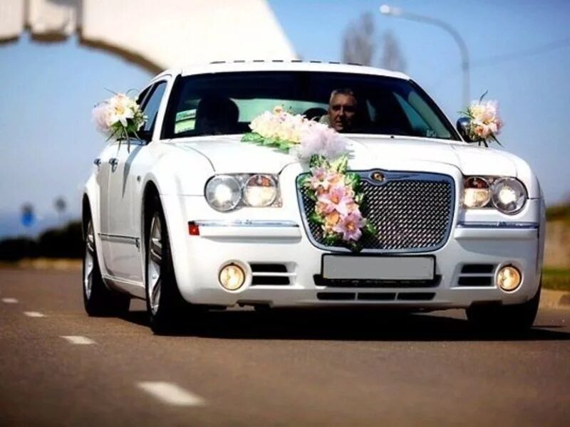 Прокат авто самара. Крайслер 300с на свадьбу. Chrysler 300c свадебный. Крайслер 300 на свадьбу фото. Современный свадебный кортеж.