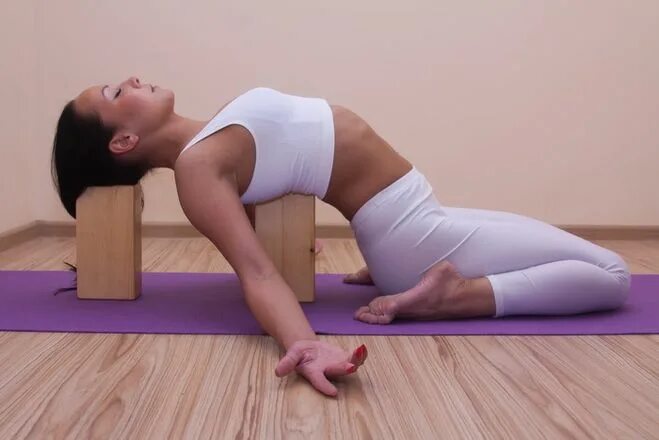 упражнения с кирпичом для йоги. блок для йоги bf-yb02. упражнения с блоками для йоги. растяжка с блоками для йоги. упражнения с блоками для йоги.