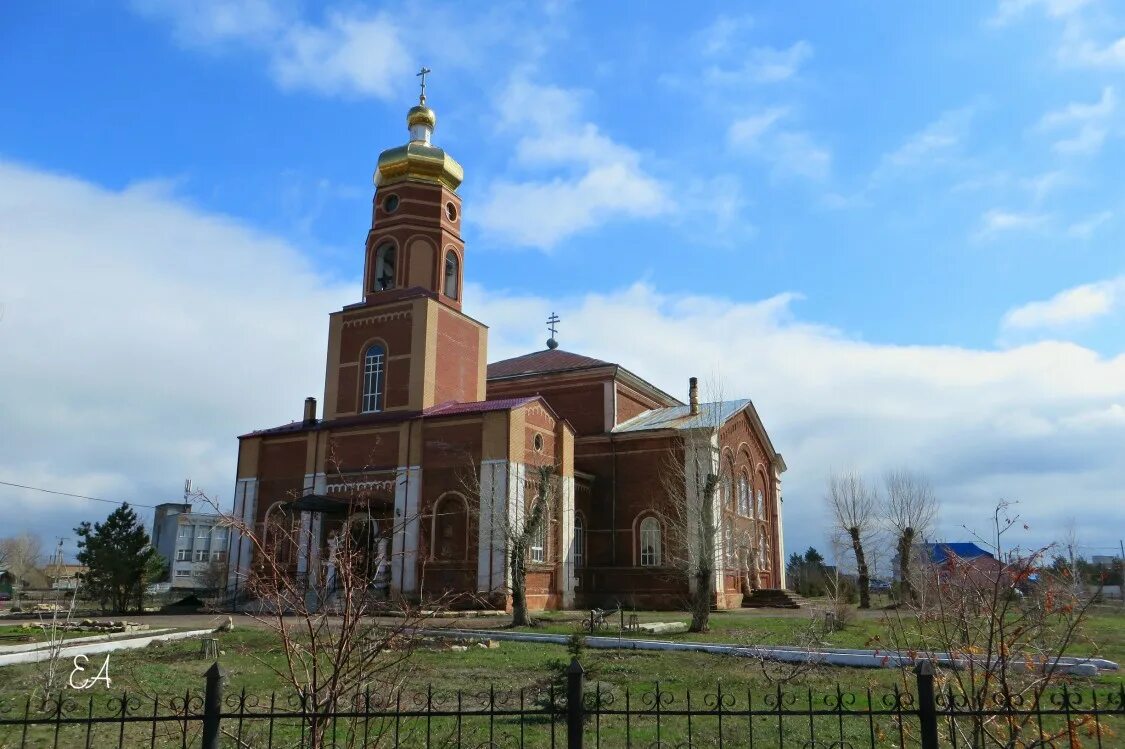 Поселок октябрьский оренбургская область. С Октябрьское Октябрьского района Оренбургской области. Церковь Оренбургская область Октябрьский район. Оренбургская область Октябрьский район село Октябрьское. Село Октябрьское Оренбургская достопримечательности.