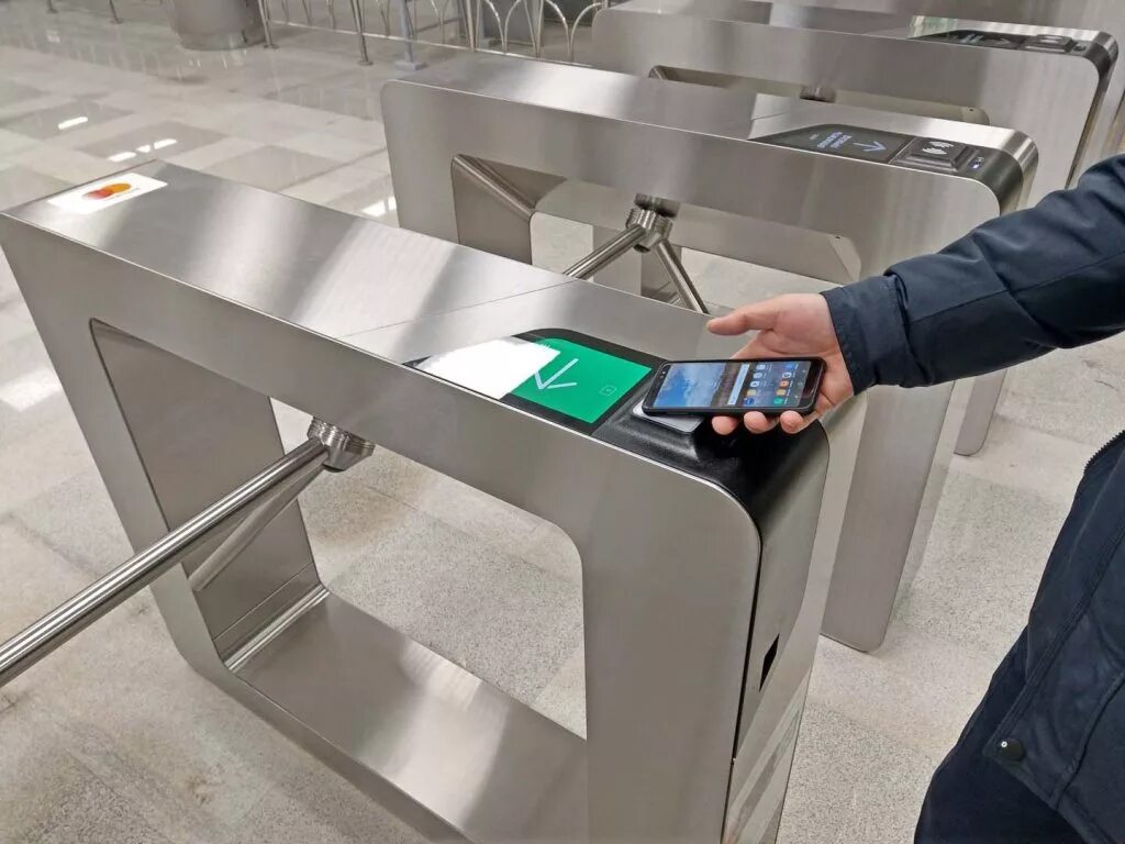 Как пройти турникет. Метро казани турникеты. казанский метрополитен турникеты. метро турникеты с эпл пэй. apple pay метро турникет.