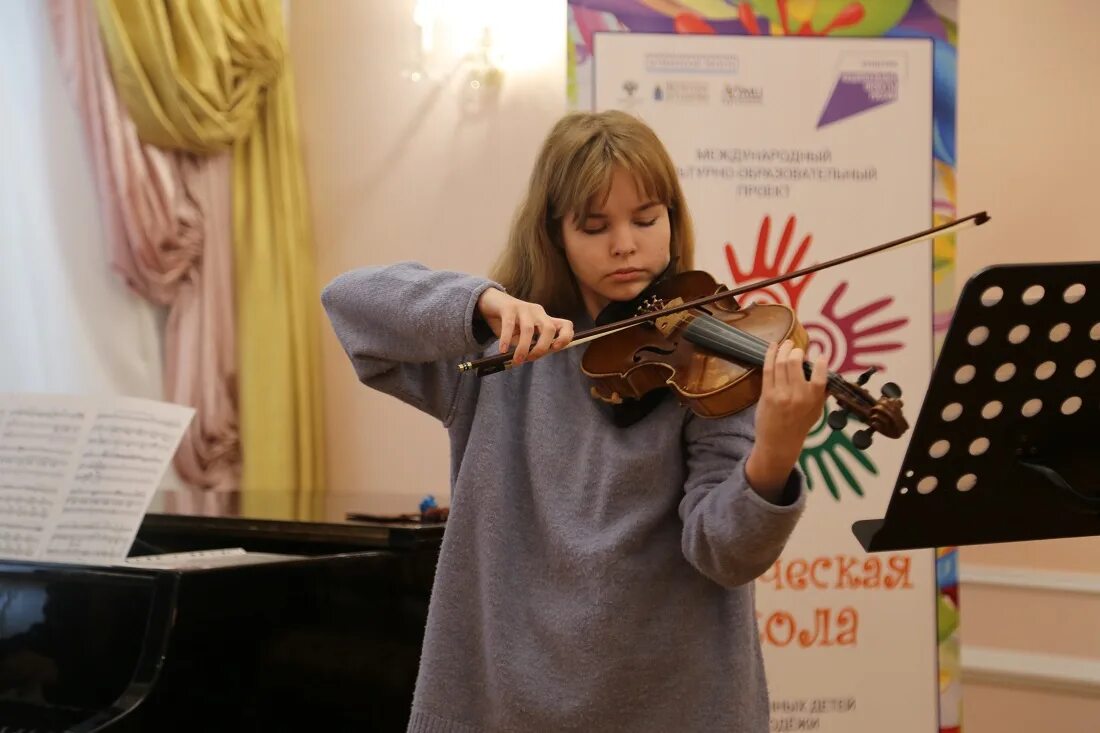 Матвей блюмин скрипка. Новомосковский музыкальный колледж имени м. Исполнительское мастерство юных скрипачей до глубины. Исполнительское мастерство юных скрипачей до глубины. Детская картинка ребенок с музыкальным инструментом.