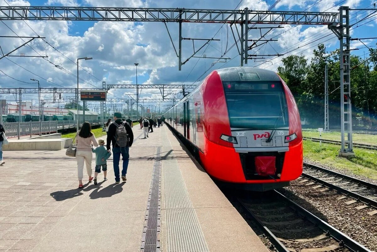 Ласточка подсолнечная. Московско-Тверская Пригородная пассажирская компания. Станция Крюково Зеленоград. ЖД станция Крюково. Ласточка поезд.