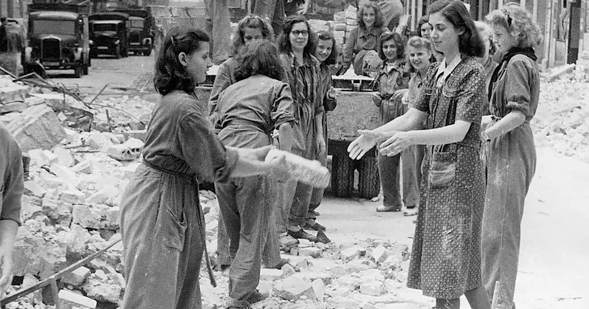 Помощь германии после войны. Берлин 1945 мирные жители. Женщины второй мировой войны. Послевоенная Германия.