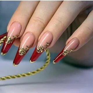 Ногти красные с золотом френч