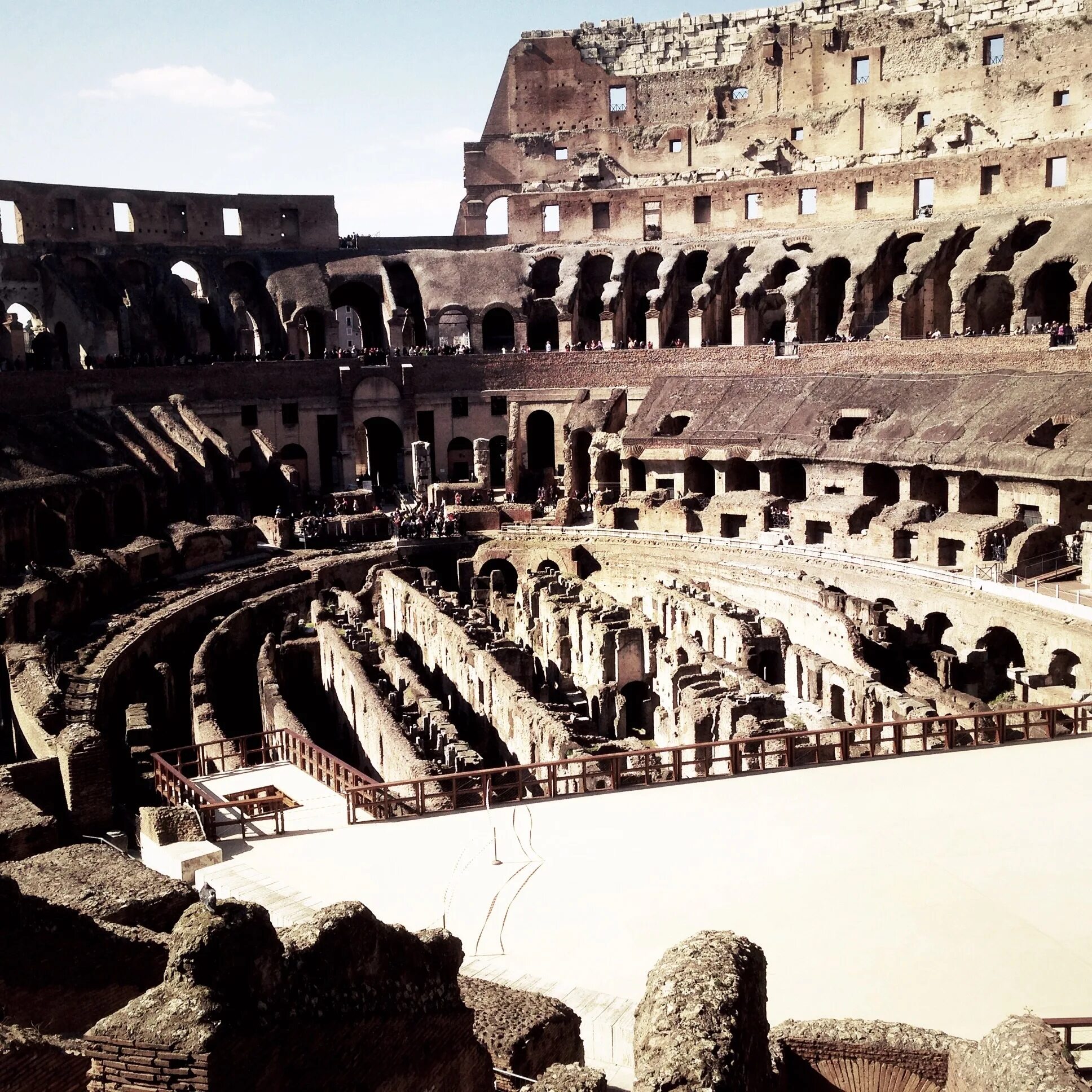 Амфитеатр Колизей в древнем Риме. Колизей театр в Риме. Колизей в Риме до разрушения. Архитектура древнего Рима амфитеатры.