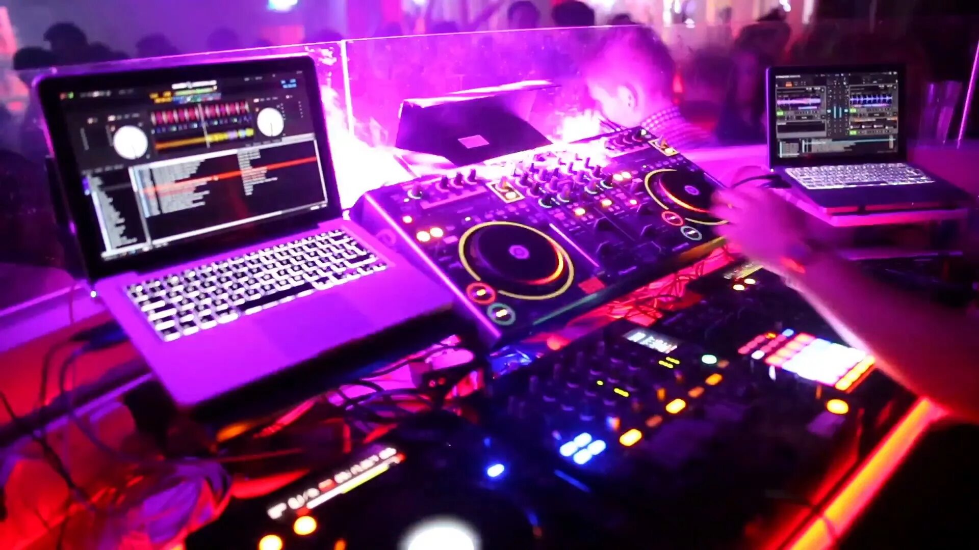 Диджей в клубе. Клуб в токио ночью. Dj selebrium. Dj set club. Sinsedge dark clubbing.