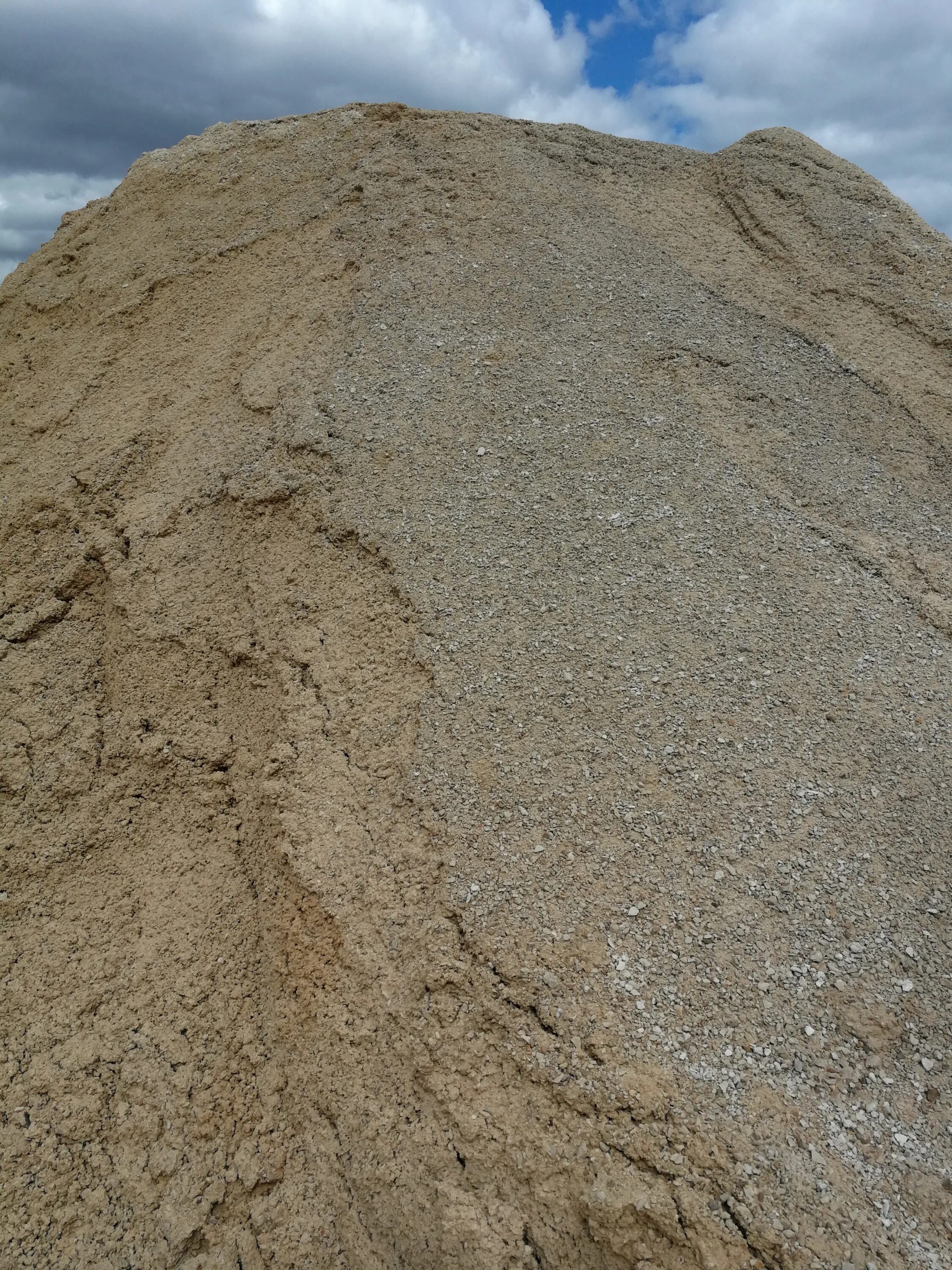 Песок карьерный. Доломитовый песок. Доломитовый отсев. Куча песка.
