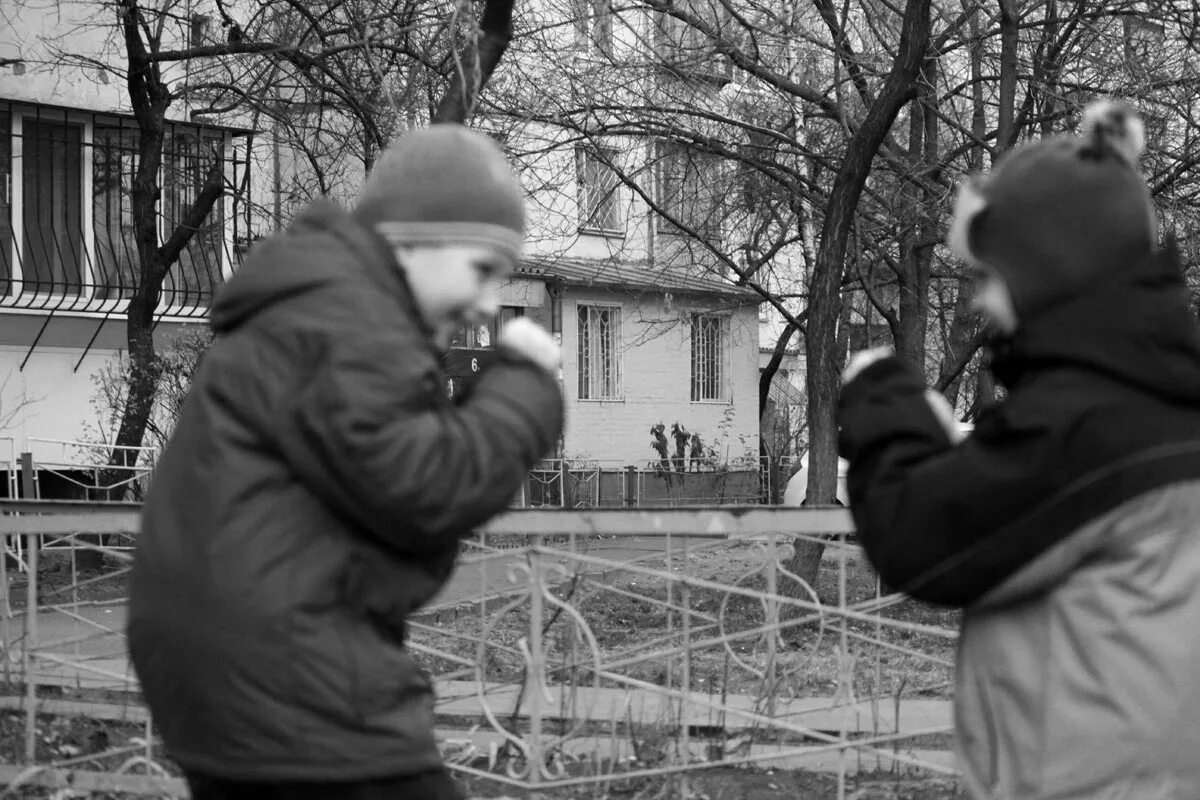 Парень с нашего двора. Пацаны с нашего двора. мальчик с бидоном. мальчишки нашего двора журнал. офницы с мальчиком.