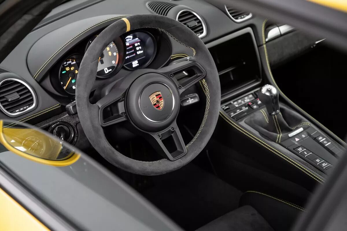 Gt 4 функции. Porsche 718 Cayman gt4. Porsche Cayman gt4 2021. Porsche 718 Cayman Interior. Porsche gt4 салон.