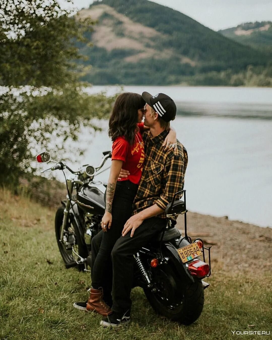Роберт паттинсон на мотоцикле. Парень и девушка на мотоцикле едут. Байкер на мотоцикле. Девушка и мужчина на мотоцикле. Парень с девушкой на байке.