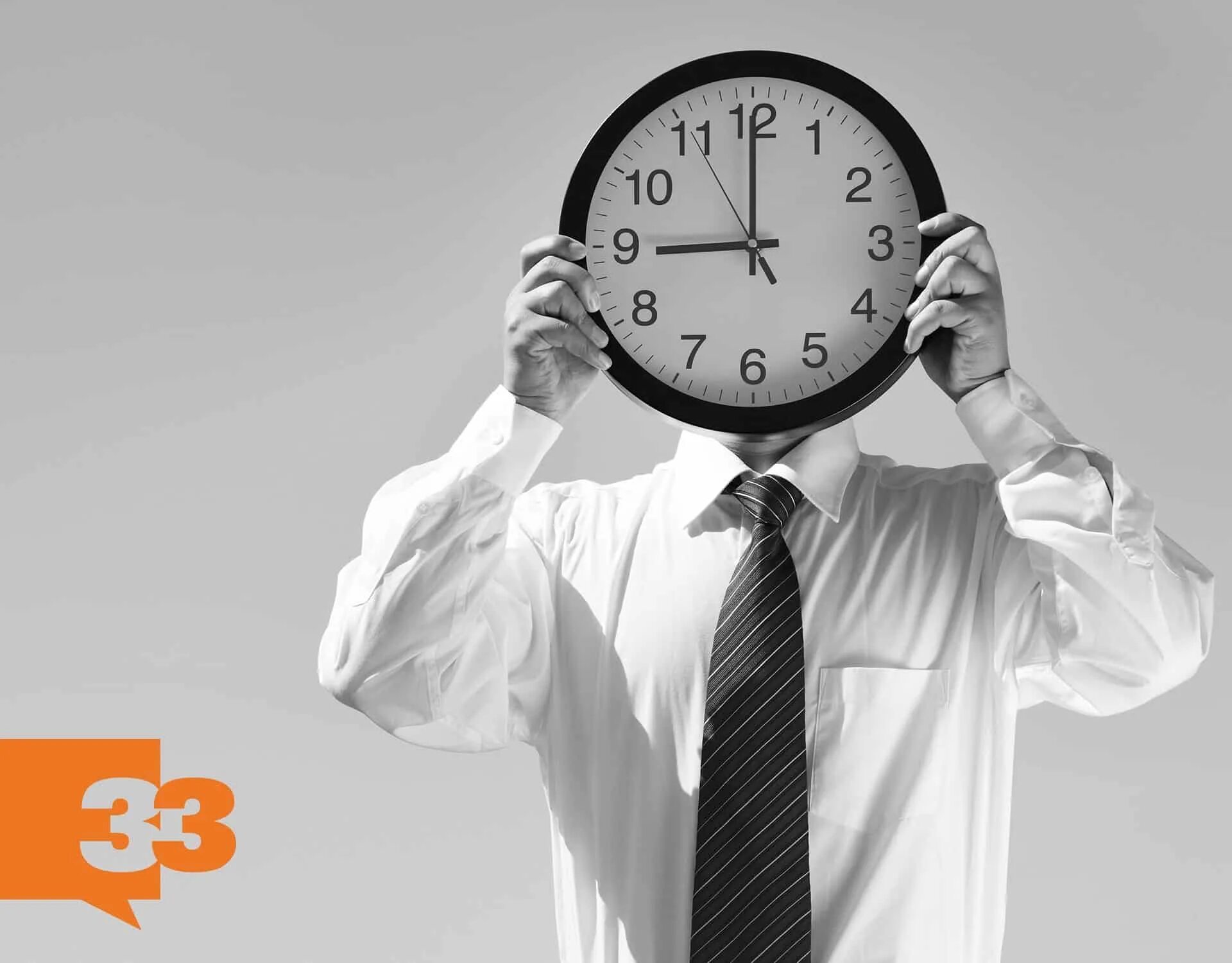 много времени. часы с указанием времени. отображение времени на фото. часы идут красивые. часы на ресепшене в отеле.